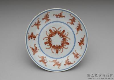 图片[2]-Dish with underglaze blue decoration and bats in overglaze red, Qing dynasty, Jiaqing reign (1796-1820)-China Archive